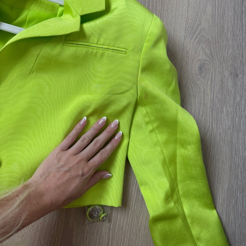 Hannah Cropped Blazer in Apple Green
CAMILA COELHO XXS - has minor stains - Picture 6 of 11